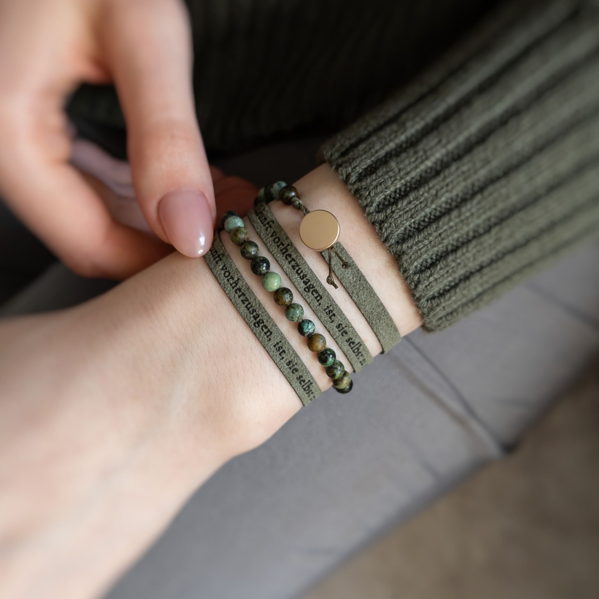 Gemustertes personalisiertes Armband mit benutzerdefiniertem Text bis zu 230 Zeichen