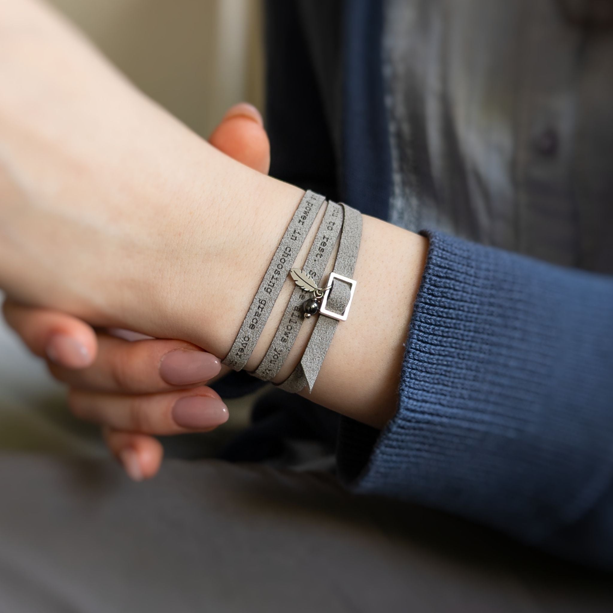 Gemustertes personalisiertes Armband mit benutzerdefiniertem Text bis zu 230 Zeichen