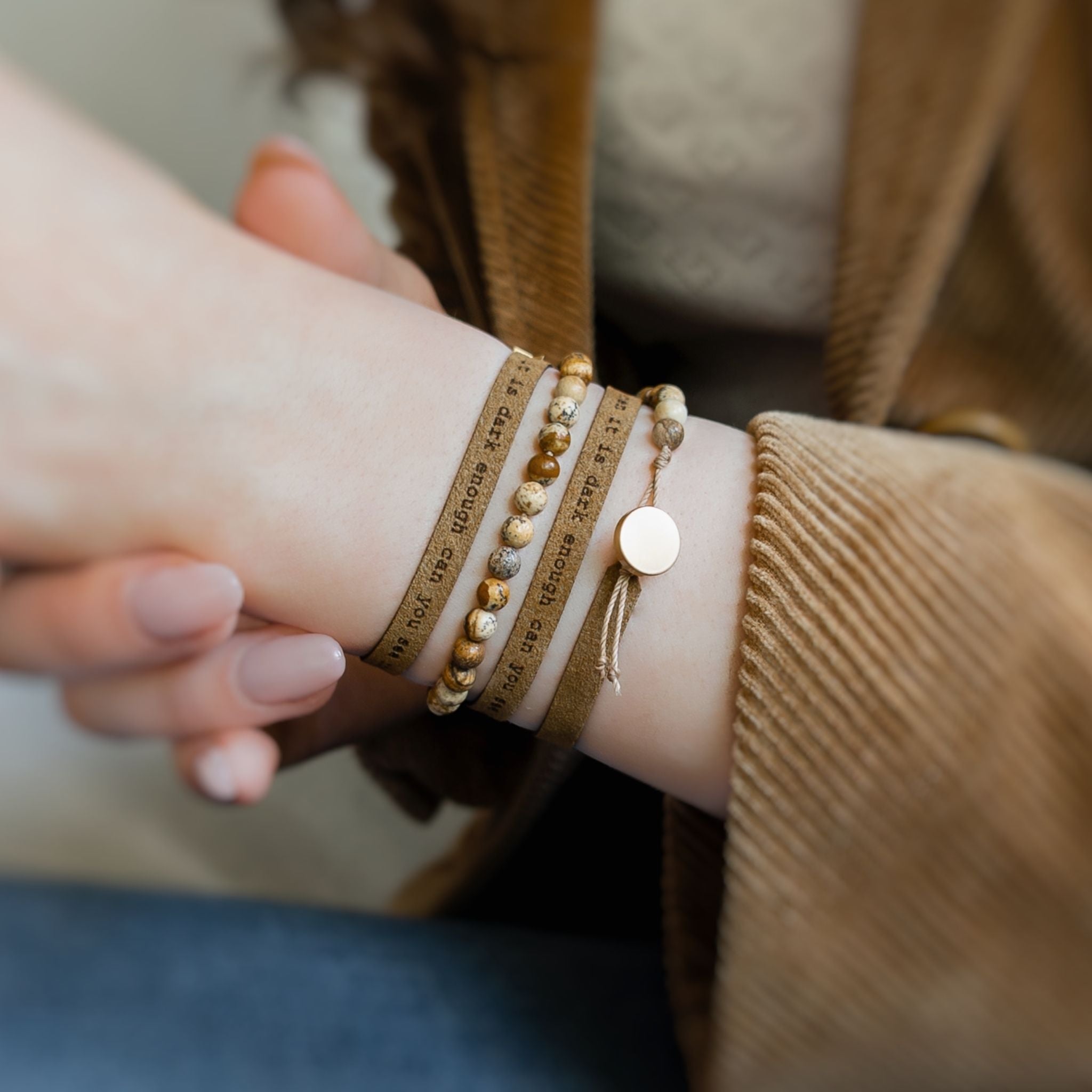 Schlankes, individuell graviertes Armband mit 4 mm Edelsteinen, 5 mm breit