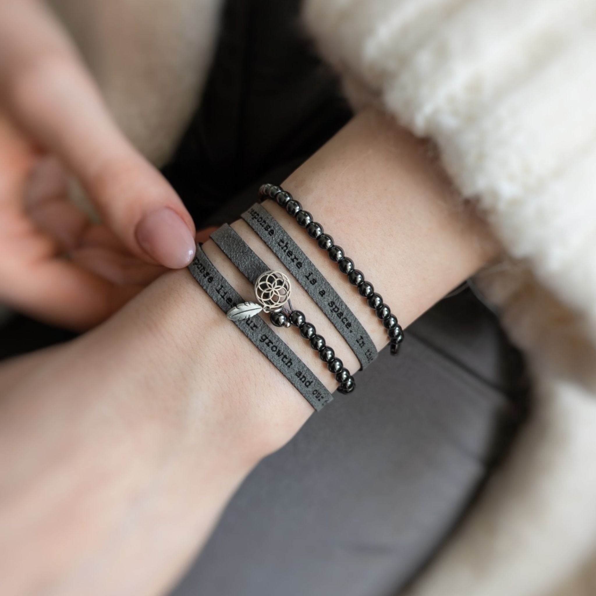 Schlankes, individuell graviertes Armband mit 4 mm Edelsteinen, 5 mm breit