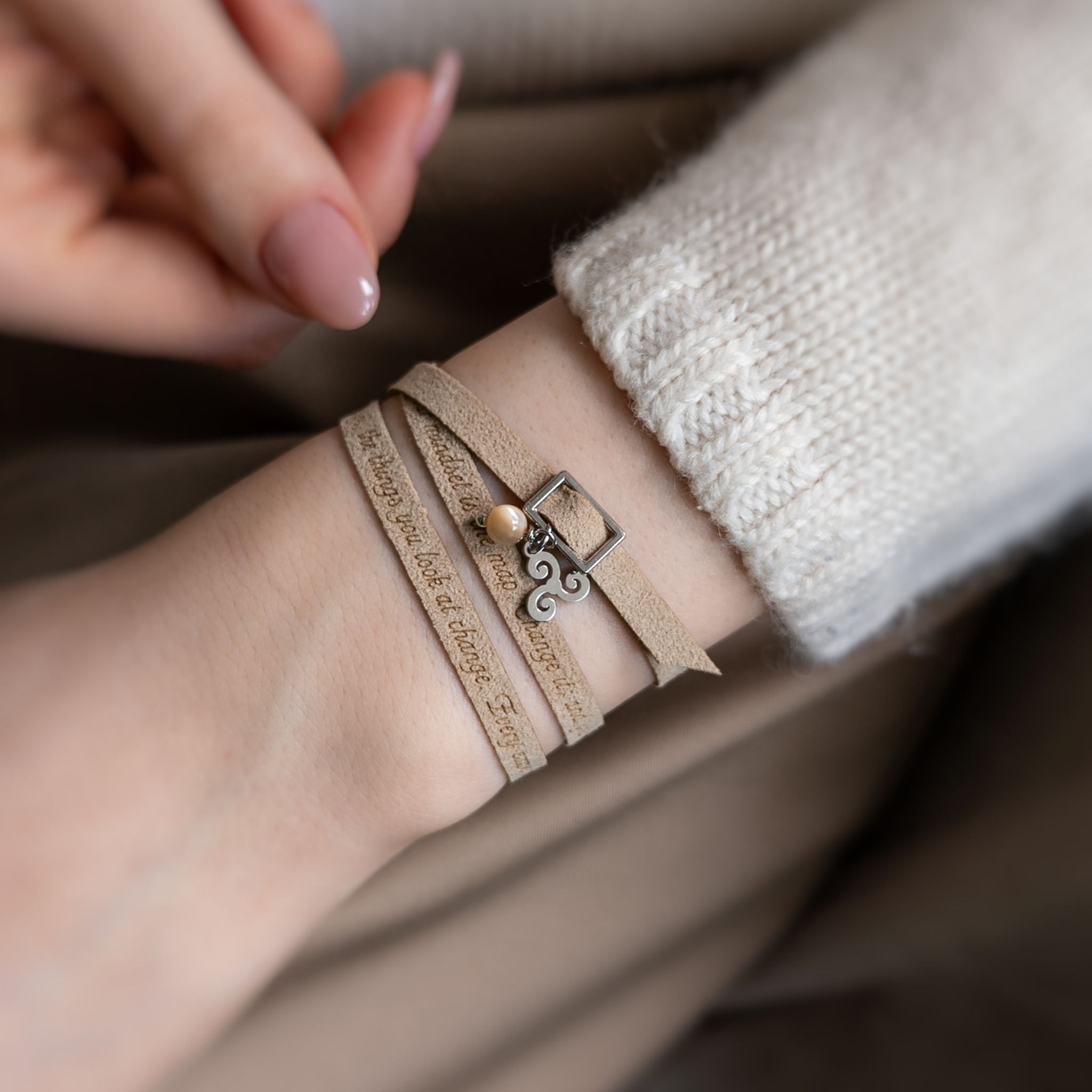 Gemustertes personalisiertes Armband mit benutzerdefiniertem Text bis zu 230 Zeichen