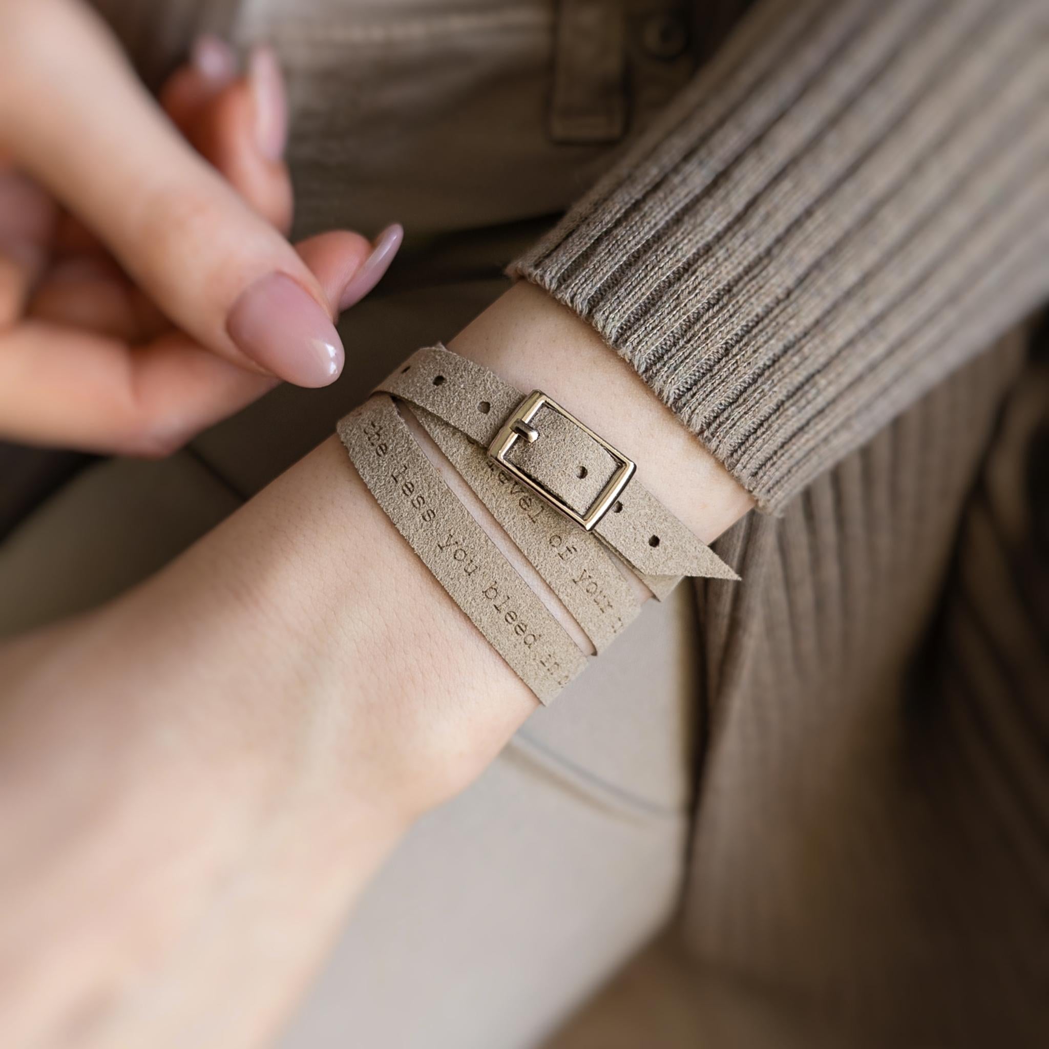 Minimalistisches, individuell graviertes Armband mit Schnalle, 9 mm breit