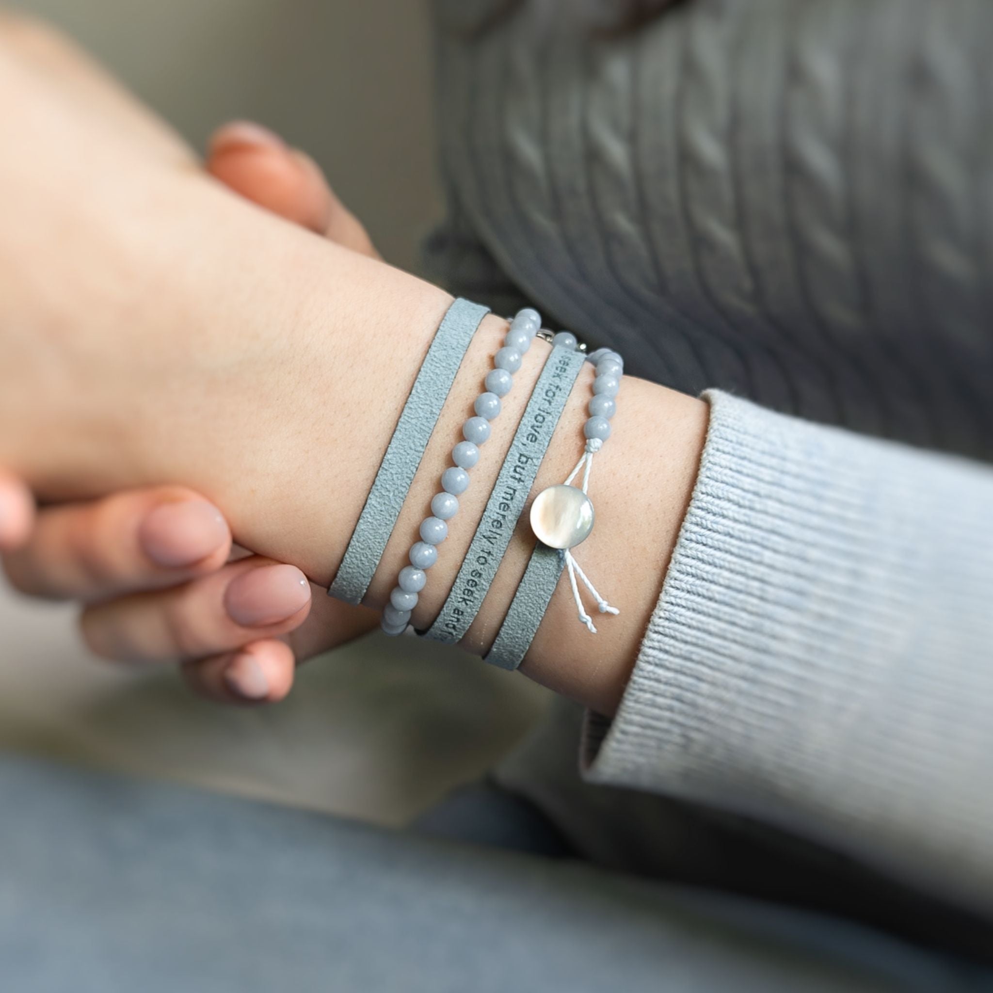Schlankes, individuell graviertes Armband mit 4 mm Edelsteinen, 5 mm breit