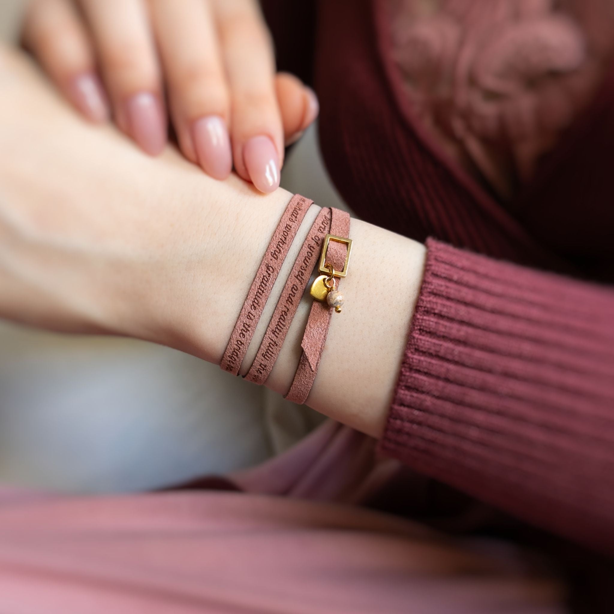Gemustertes personalisiertes Armband mit benutzerdefiniertem Text bis zu 230 Zeichen