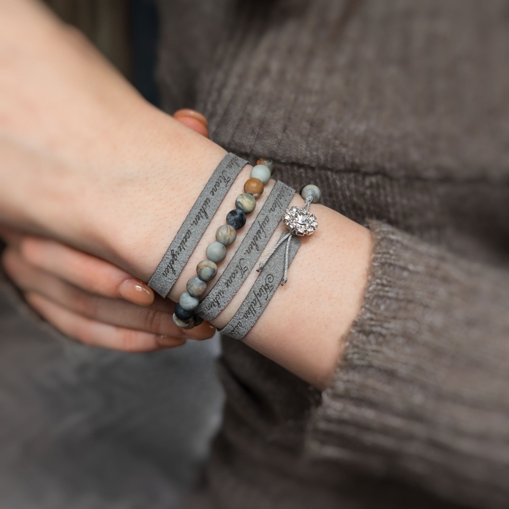 Zartes, individuell graviertes Armband mit 6 mm Edelsteinen, 7 mm breit