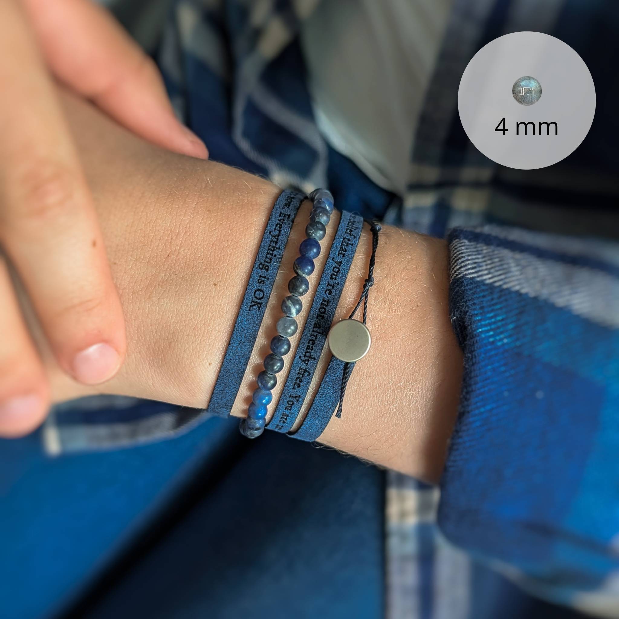 Schlankes, individuell graviertes Armband mit 4 mm Edelsteinen, 5 mm breit