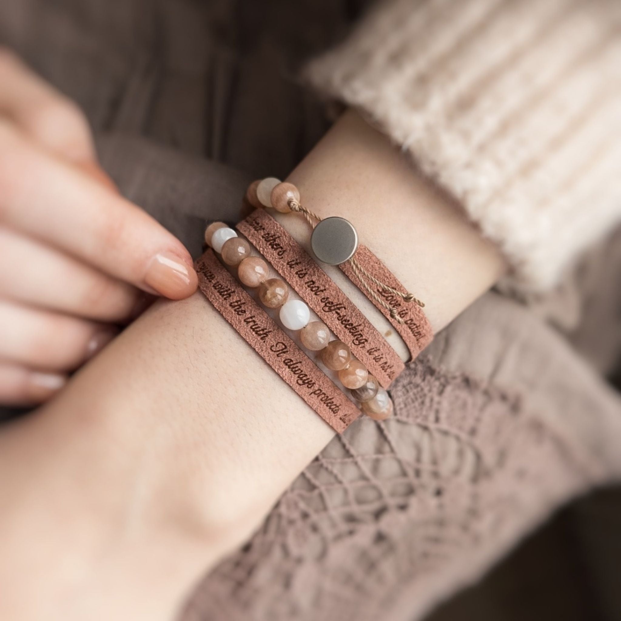 Zartes, individuell graviertes Armband mit 6 mm Edelsteinen, 7 mm breit