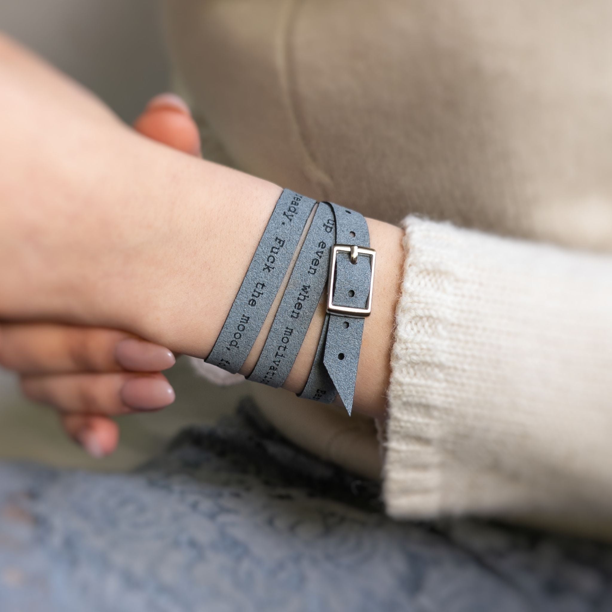 Minimalistisches, individuell graviertes Armband mit Schnalle, 9 mm breit