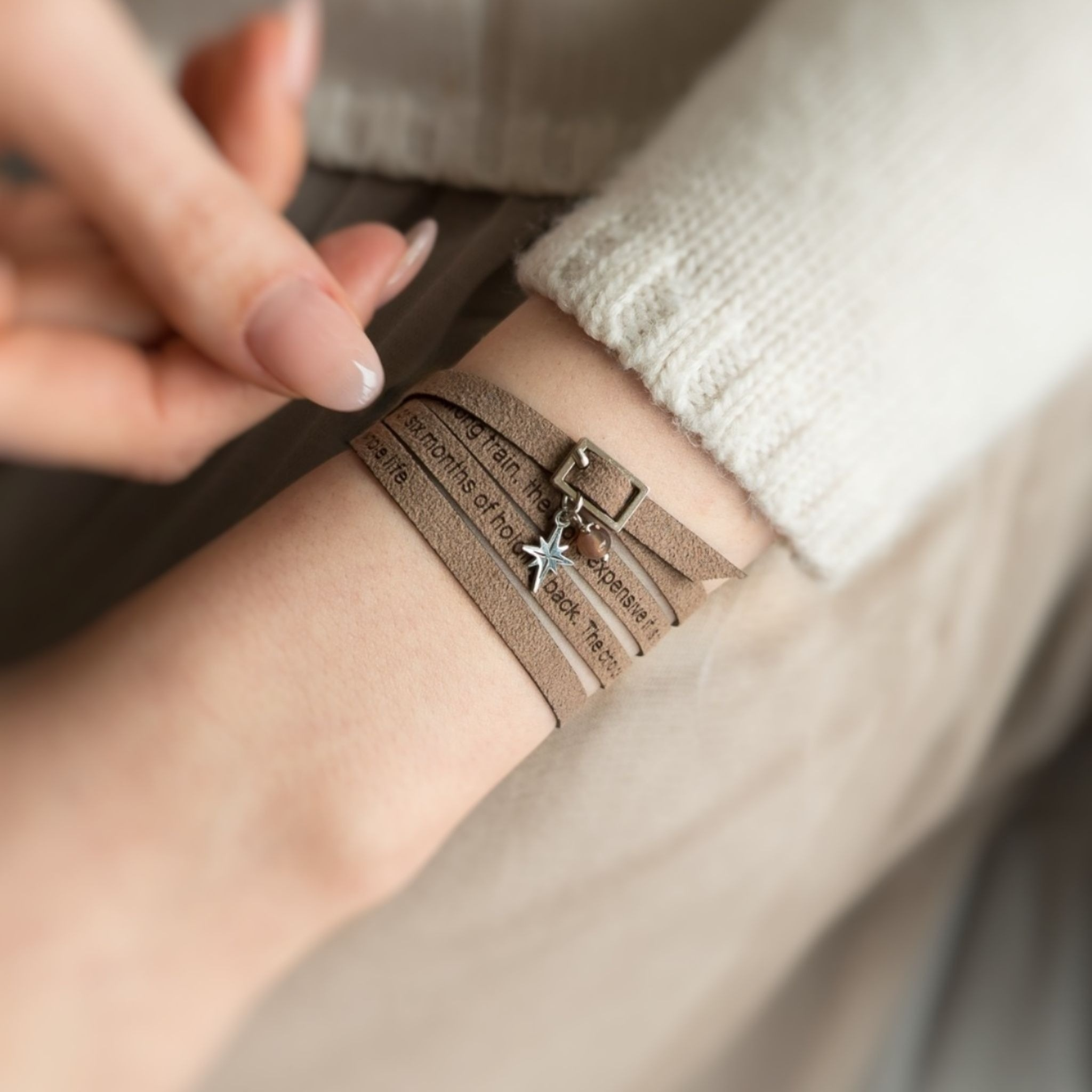 Gemustertes personalisiertes Armband mit benutzerdefiniertem Text bis zu 230 Zeichen