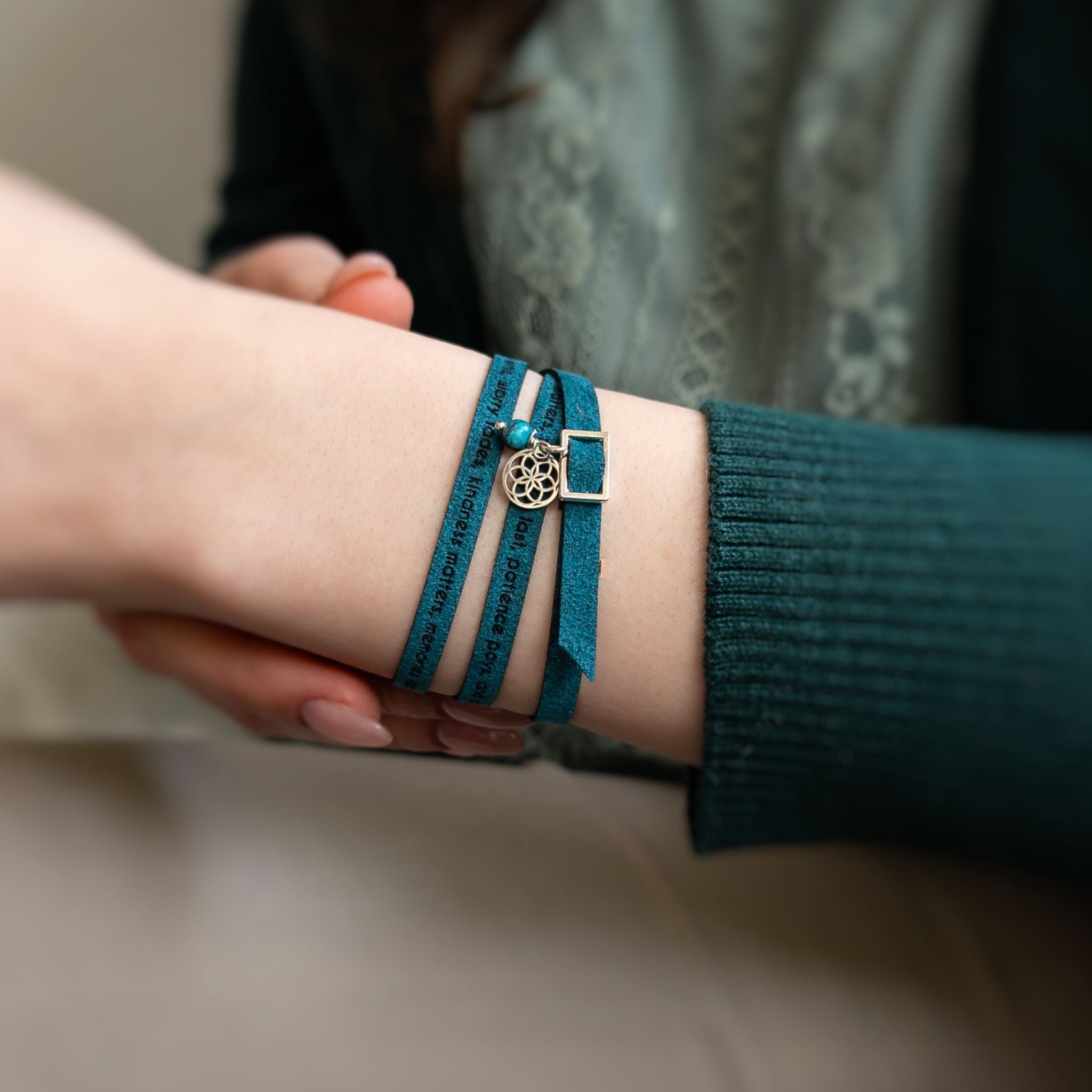 Gemustertes personalisiertes Armband mit benutzerdefiniertem Text bis zu 230 Zeichen