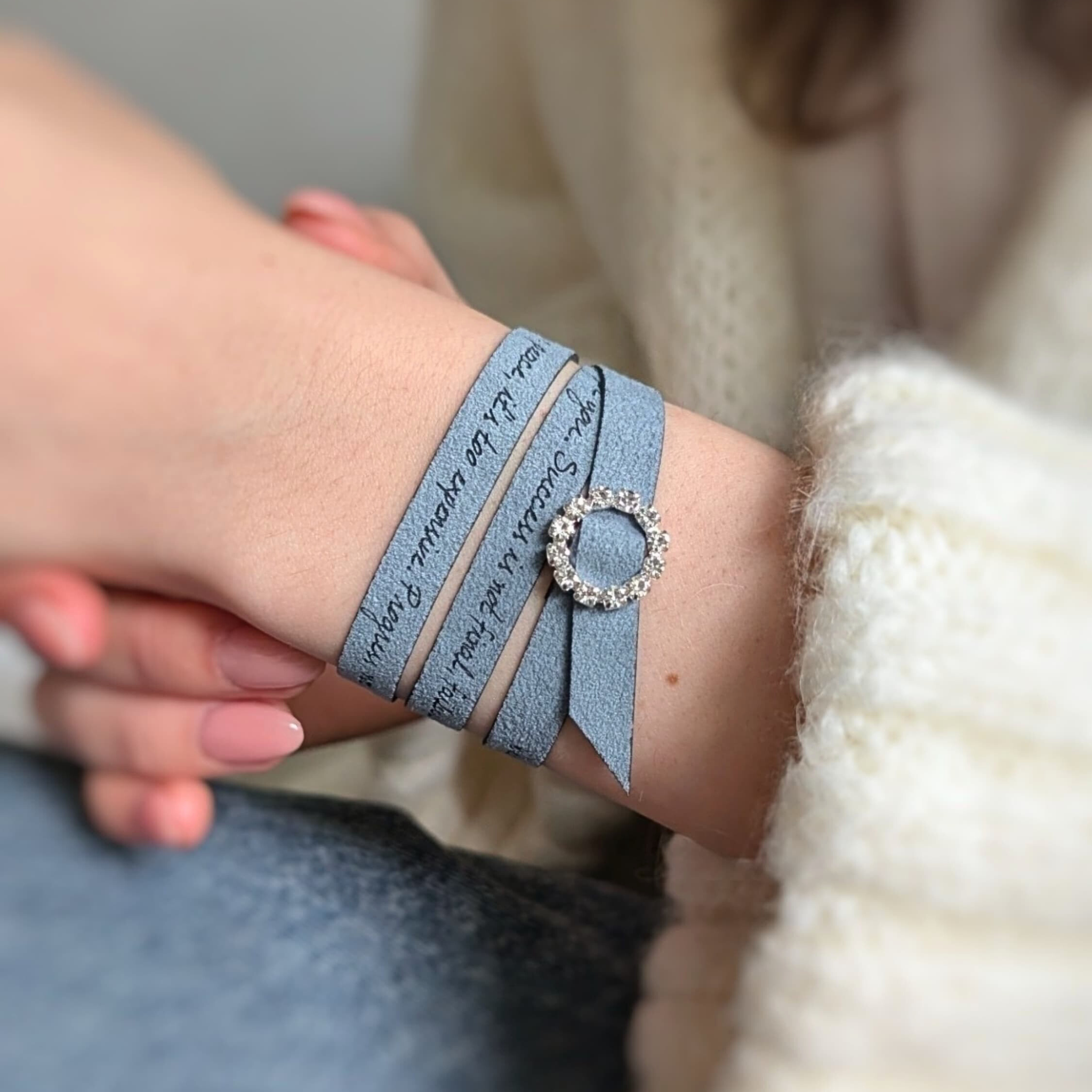 Gemustertes personalisiertes Armband mit benutzerdefiniertem Text bis zu 230 Zeichen